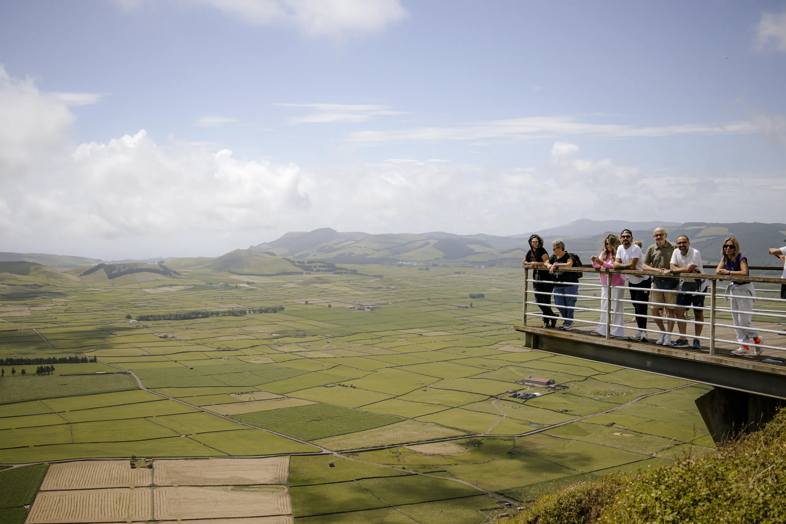 Il nostro gruppo affacciato alla terrazza panoramica della Serra do Cume, sopra la pianura di Terceira divisa in campi verdi da muretti di pietra.