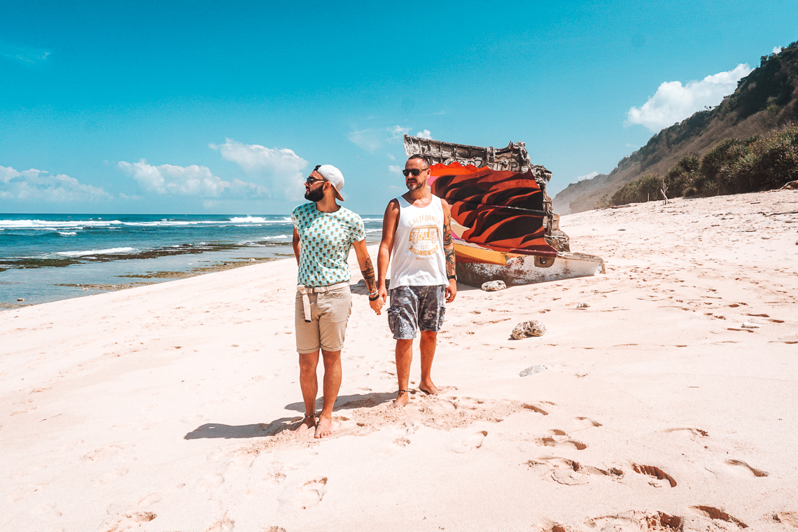 Spiaggia con relitto a Bali - Condividiamo il viaggio Spiaggia con relitto a Bali - Condividiamo il viaggio