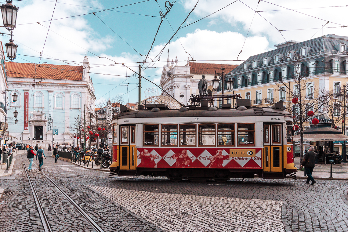 Pra&ccedil;a Lu&iacute;s de Cam&otilde;es - Condividiamo il viaggio