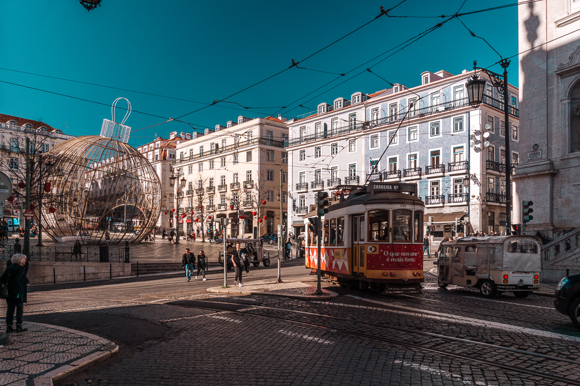 Pra&ccedil;a Lu&iacute;s de Cam&otilde;es - Condividiamo il viaggio