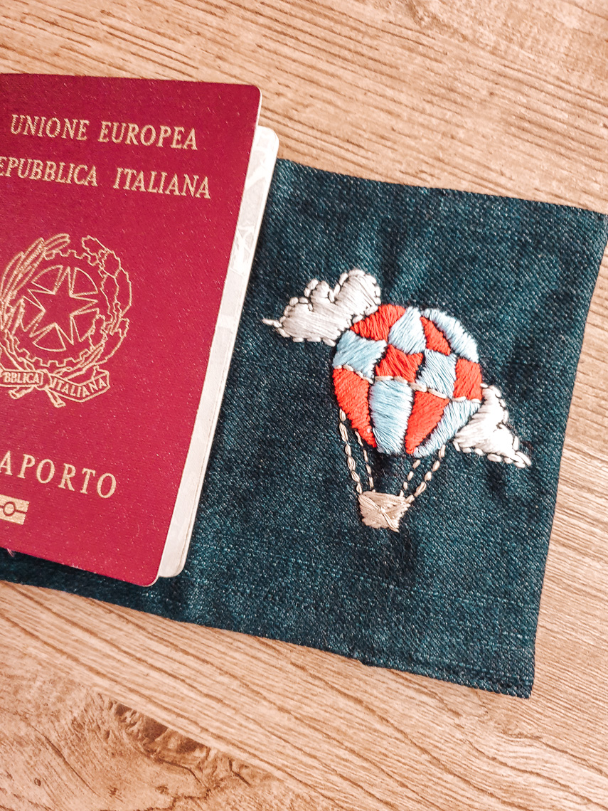 Cover passaporto ricamata a mano - Condividiamo il viaggio Cover passaporto ricamata a mano - Condividiamo il viaggio