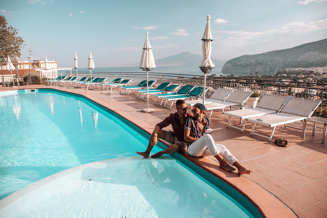 Piscina dell'hotel Cristina - Condividiamo il viaggio Piscina dell'hotel Cristina - Condividiamo il viaggio