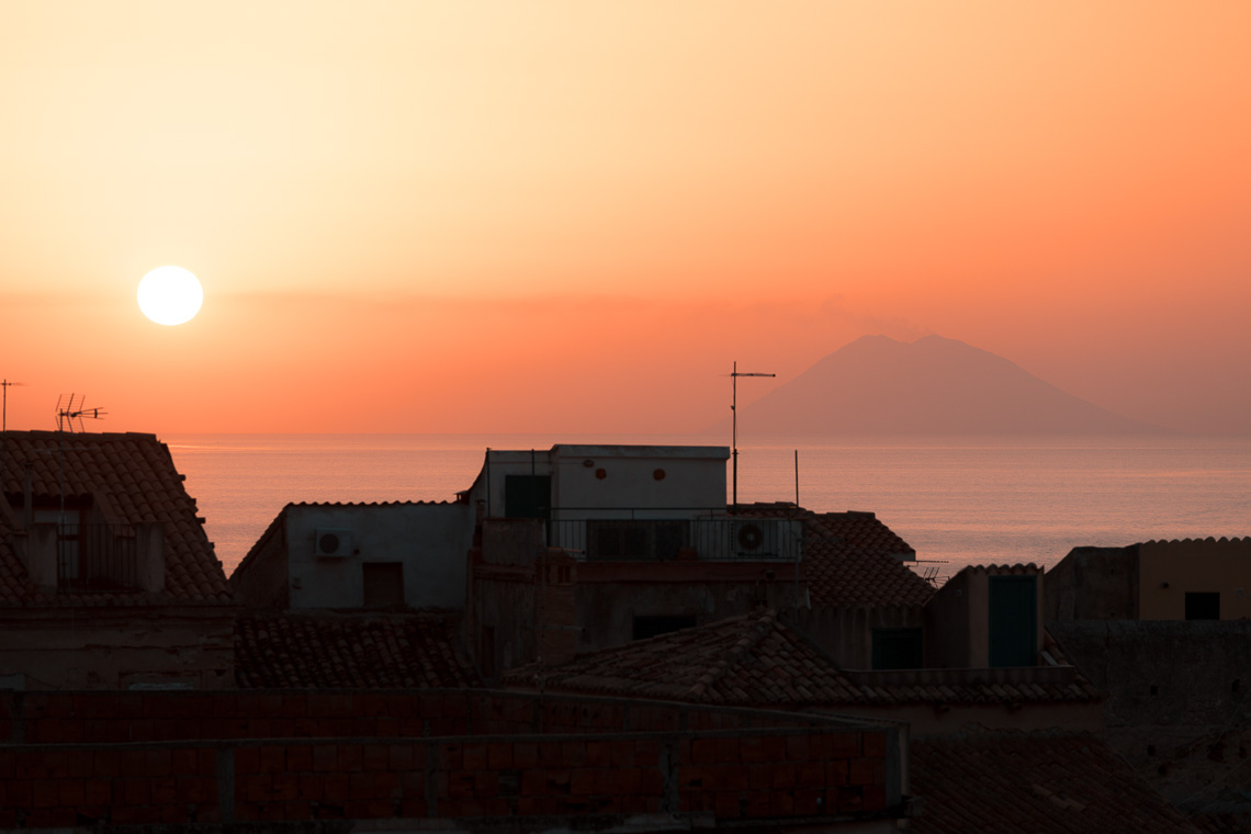 Tramonto sui tetti di Tropea - Condividiamo il viaggio Tramonto sui tetti di Tropea - Condividiamo il viaggio