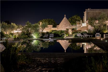 Leonardo Trulli Resort - Piscina in notturna - Condividiamo il viaggio